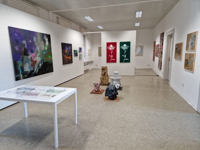 Ausstellungsansicht mit Arbeiten von Sabine Groschup, Alexandra Marati, Maria Wieser, Julian Jankovic, dieHolasek, Felix Malnig Ausstellungsansicht mit Arbeiten von Sabine Groschup, Alexandra Marati, Maria Wieser, Julian Jankovic, dieHolasek, Felix Malnig